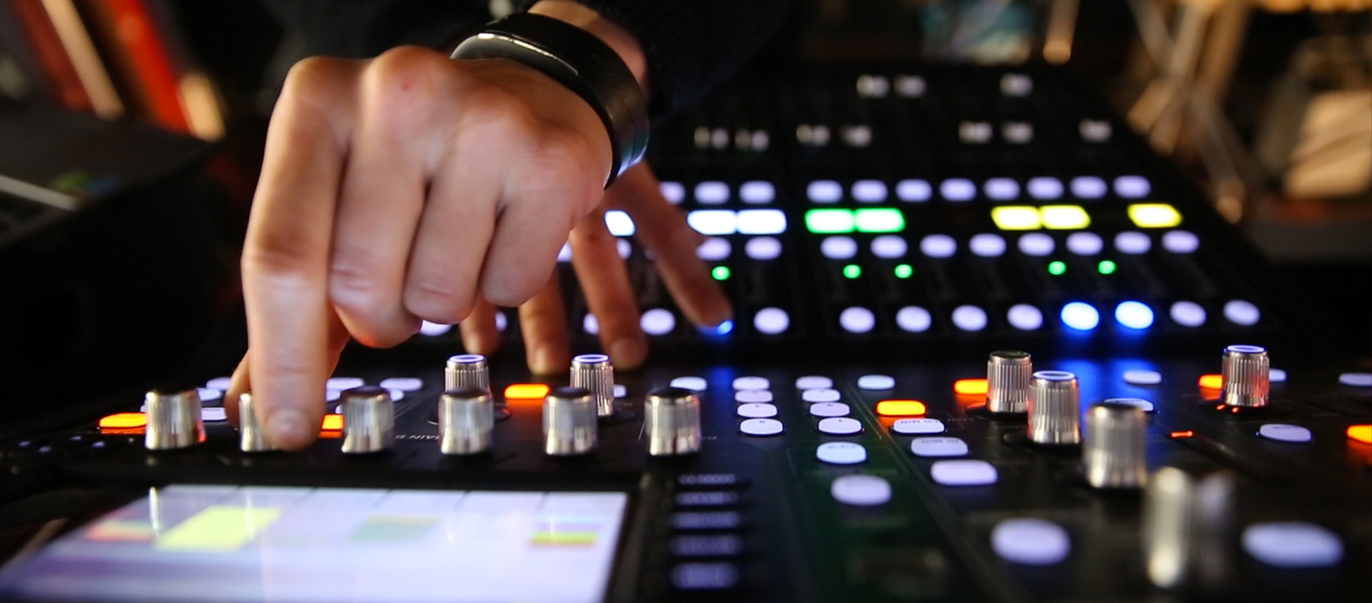 Mano su un mixer audio digitale durante la diretta di un evento