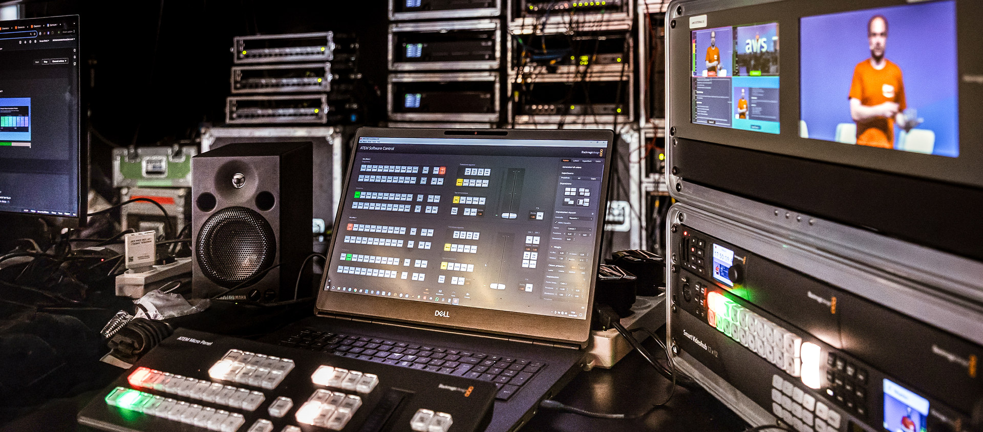 Postazione di regia con pannello di controllo ATEM e monitor del programma