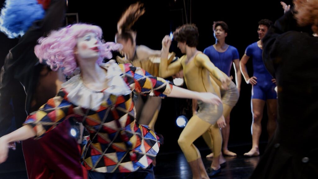 Danzatori in costume in scena al Gran Tour AFAM di Lucca