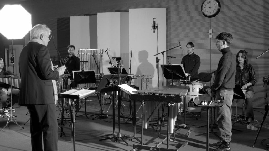Ensemble di percussioni in sala prove per Dancing Percussions di David Coleman