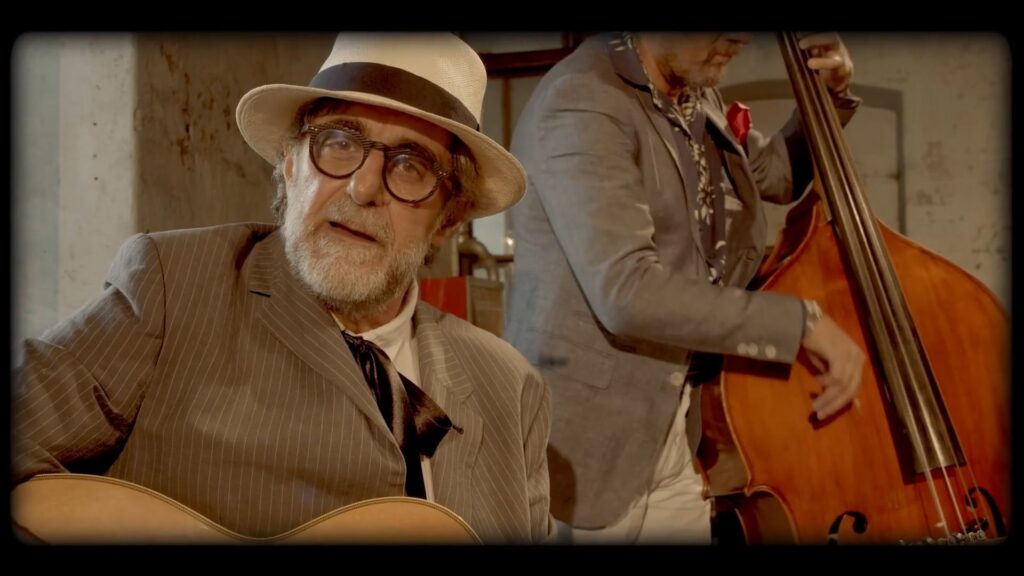 Gli Ilzendelswing con chitarra e contrabbasso nel loro videoclip