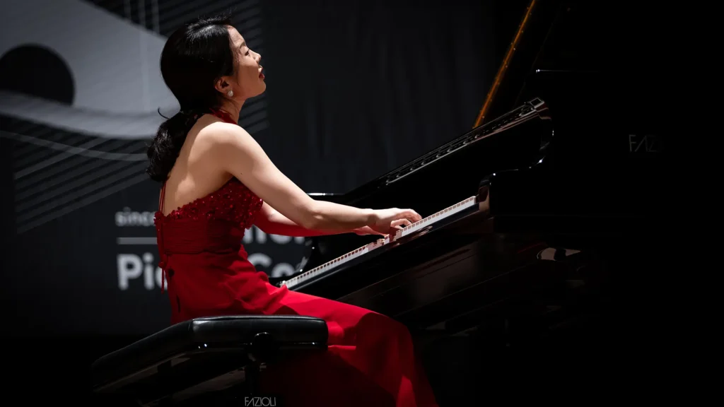 Pianista in concerto su pianoforte Fazioli durante un concorso pianistico internazionale