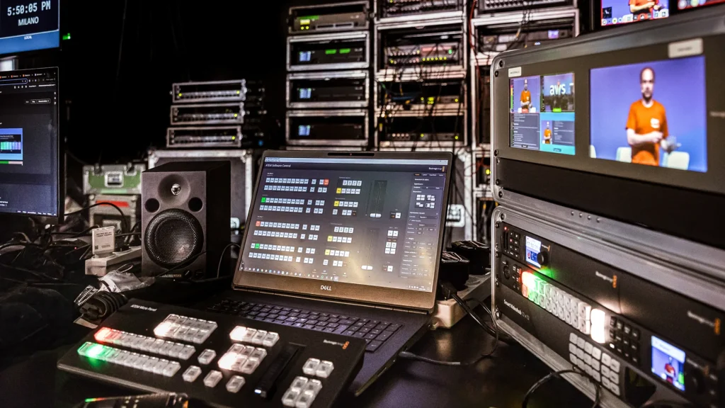 Postazione di regia in evento aziendale: pannello ATEM, computer con il software di regia e Smart Videohub, con il multiview della diretta