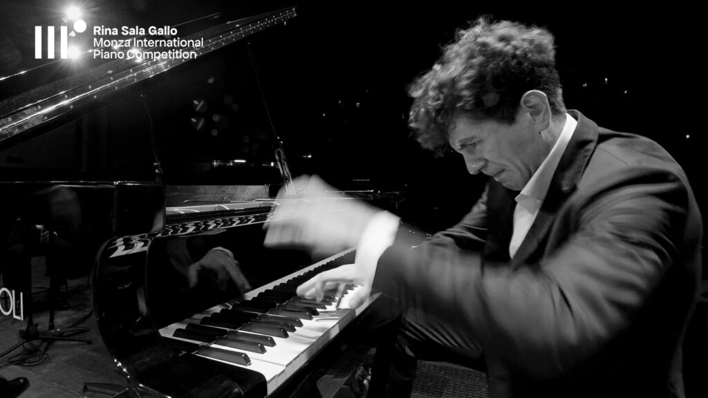 Konstantin Emelyanov al pianoforte al Concorso Rina Sala Gallo 2024