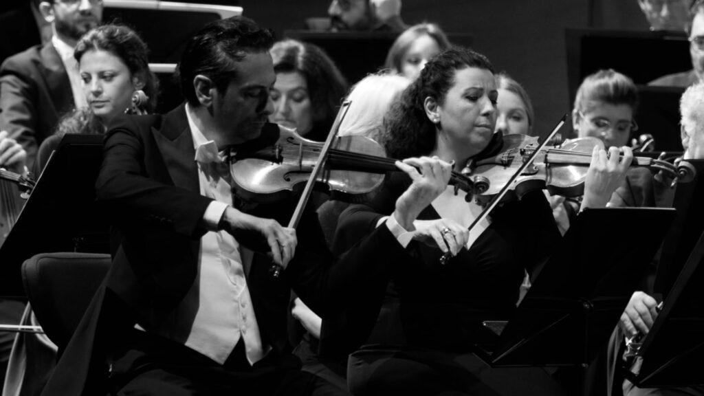 Violini dell'orchestra al Teatro alla Scala nel concerto con le musiche di John Williams